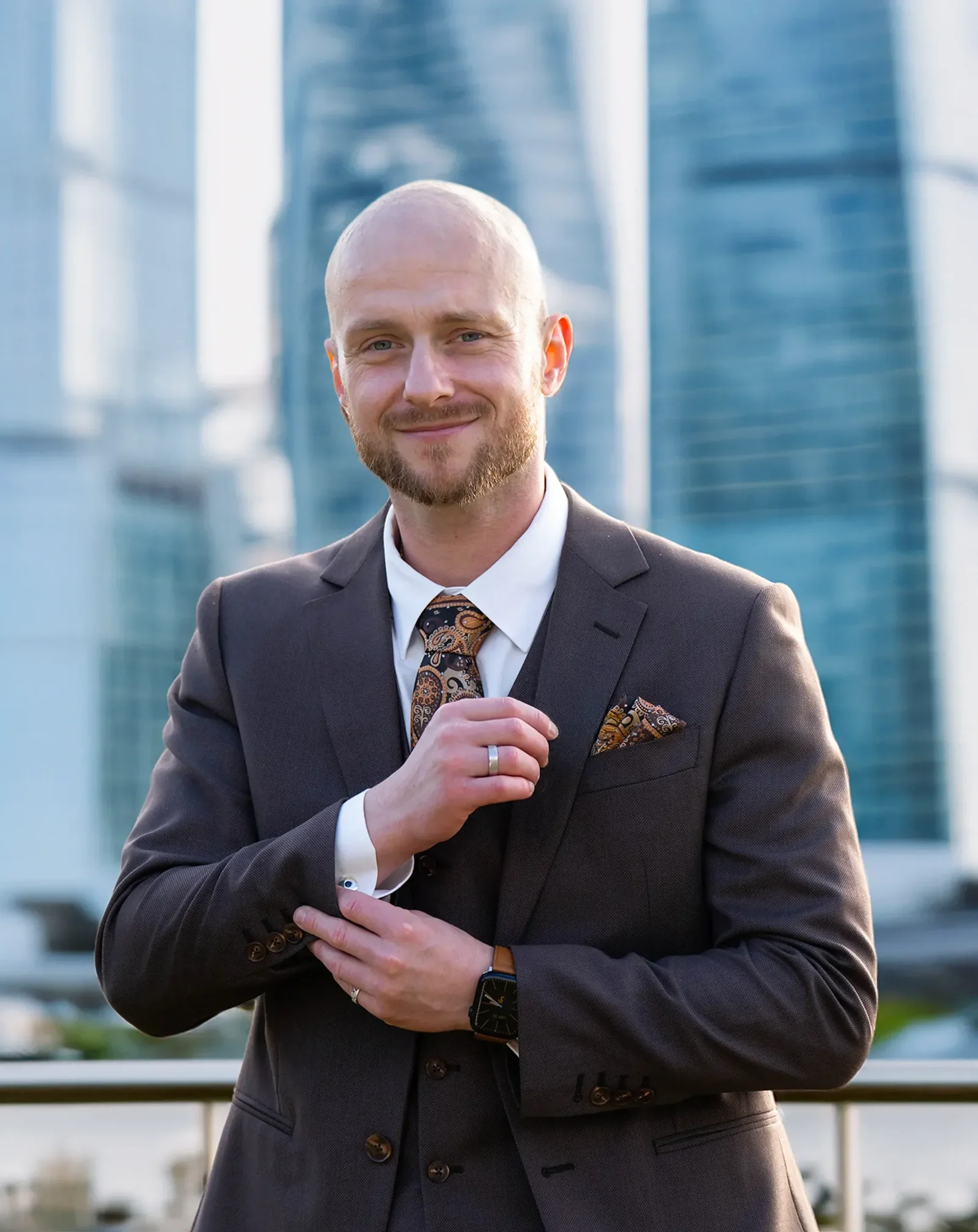 Man in een bruine maatpak